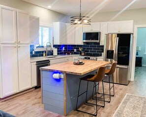 Fridge, microwave, oven, stovetop - Lakeview Oasis (Nevada)