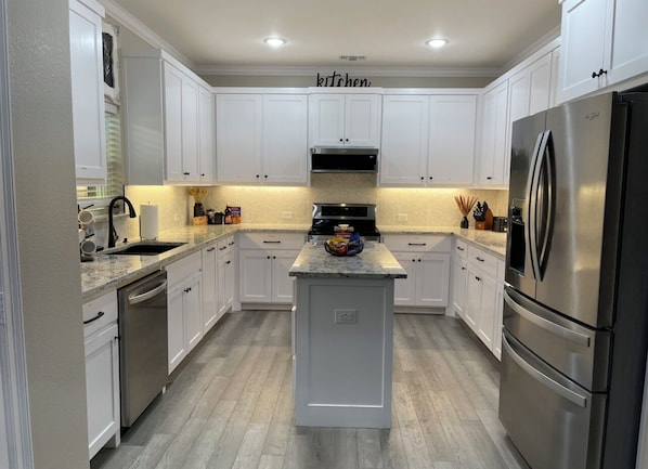 Mikrowelle, Ofen, Herdplatte, Geschirrspüler