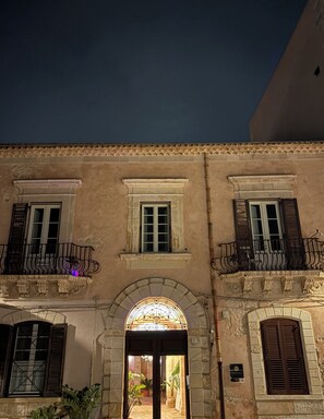 Exterior detail - Palazzo Gancia Ortigia 1600...Sleep in History. House/Museum 10 meters from the sea (Siracusa)