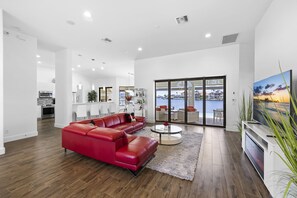 Smart TV, table tennis, stereo, offices