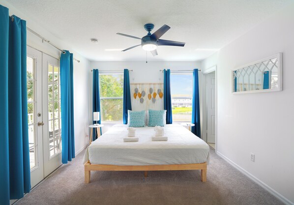 4 室のベッドルーム、デスク、アイロン / アイロン台、旅行用ベビーベッド