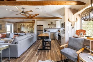 Smart-TV, Bücher, Musikbibliothek, Stereoanlage