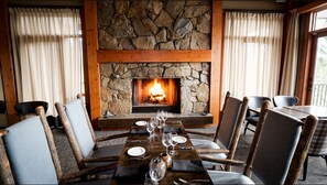 Restaurant - Headwaters Private Residences at Eagle Ranch Resort (Invermere)