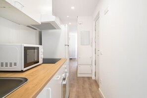 Fridge, microwave, oven, coffee/tea maker - apartamentos reformados en vallecas de alquiler temporal (Madrid)