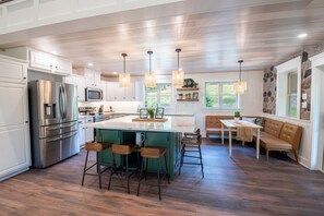 Fridge, microwave, oven, stovetop - This spacious home boasts 5 bedrooms, 4 bathrooms
Perfect for Penn State groups (Spring Mills)