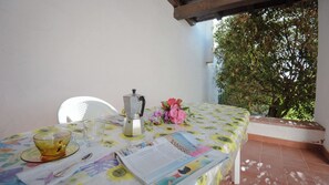 Outdoor dining - Villa Chiara - Three Bedroom Villa, Sleeps 6 (Costa Rei)