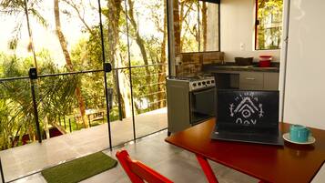 Bangalô exclusivo - T2 | Private kitchen | Fridge, toaster, blender, cookware/dishes/utensils