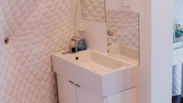 Shower, towels, soap, shampoo