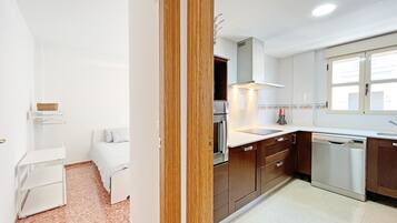 Een koelkast, een microgolfoven, een oven, een vaatwasser