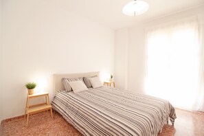 3 habitaciones, tabla de planchar con plancha y ropa de cama 