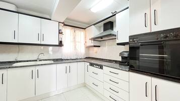 Réfrigérateur, micro-ondes, four, cafetiÚre/bouilloire