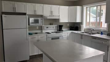 Microondas, horno, parrilla de estufa y lavavajillas