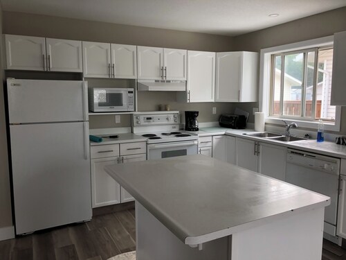 Near Jasper Park Gates, fully furnished home great for large groups. 6 beds. 