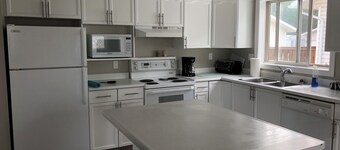 Near Jasper Park Gates, fully furnished home great for large groups. 6 beds. 