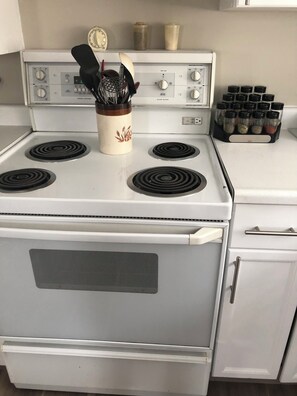 Een microgolfoven, een oven, een kookplaat, een vaatwasser