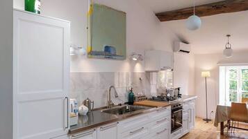 Refrigerador, horno, placa de cocina, lavavajillas