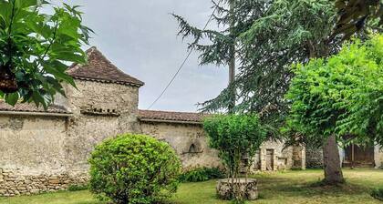 Petit Est Eco Cottage in large private garden near Saint-Émilion