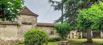 Petit Est Eco Cottage in large private garden near Saint-Émilion