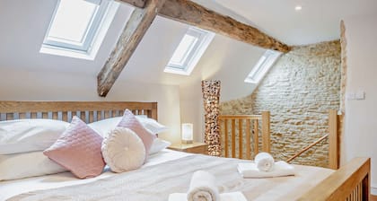 Stylish pet friendly Cotswold holiday cottage - Smuggsbarn Cottage