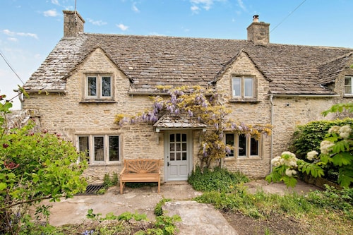 Stylish pet friendly Cotswold holiday cottage - Smuggsbarn Cottage