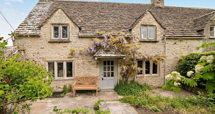 Stylish pet friendly Cotswold holiday cottage - Smuggsbarn Cottage