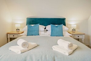 3 bedrooms, desk, iron/ironing board, travel cot - Stylish pet friendly Cotswold holiday cottage - Smuggsbarn Cottage (Chedworth)