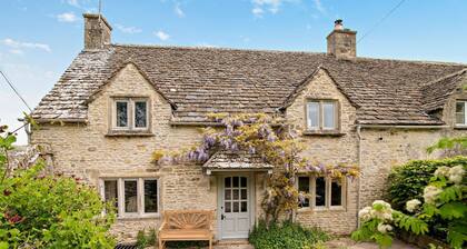 Stylish pet friendly Cotswold holiday cottage - Smuggsbarn Cottage