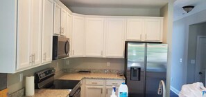 Frigorífic, microones, forn i placa de cuina 