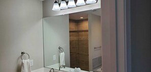 Shower, hair dryer, bidet, towels - Welcome to our newly built house  (Glen Burnie)