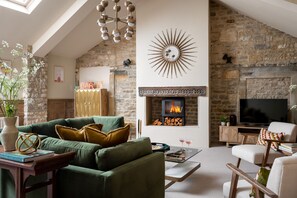 TV, fireplace