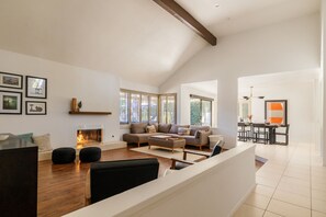 Smart-TV, Kamin, Bücher, Computerbildschirme