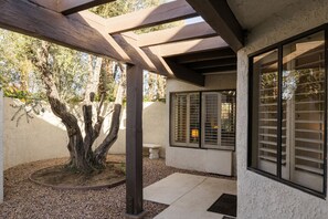 Terrace/patio - Casa De Los Suenos-House of Dreams (Palm Springs)