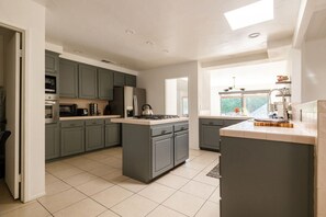 Fridge, microwave, oven, stovetop - Casa De Los Suenos-House of Dreams (Palm Springs)