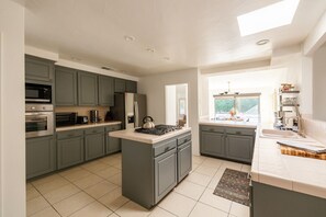 ثلاجة، ميكروويف، فرن، موقد طهي مسطح