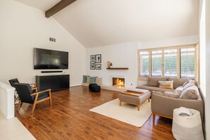 Smart-TV, Kamin, Bücher, Computerbildschirme