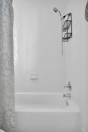 Séchoir à cheveux, serviettes fournies, papier de toilette