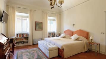 4 Schlafzimmer, Zimmersafe, Schreibtisch, Bügeleisen/Bügelbrett