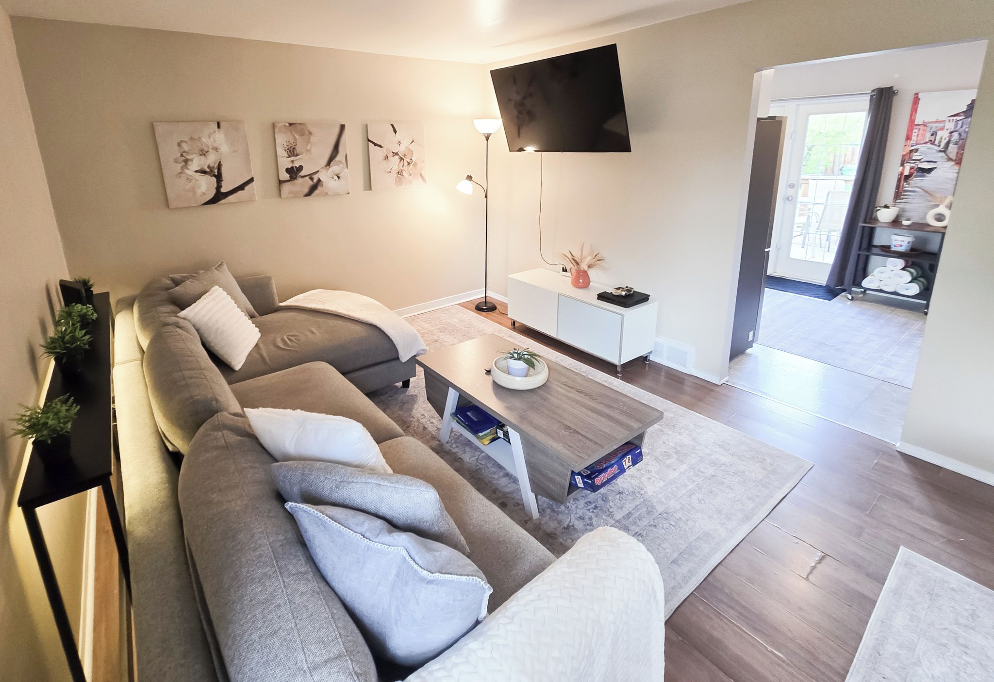 Ein modernes Wohnzimmer mit einer Couch, einem Couchtisch und Kunstwerken an der Wand.