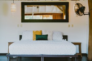 1 bedroom, premium bedding, desk, laptop workspace