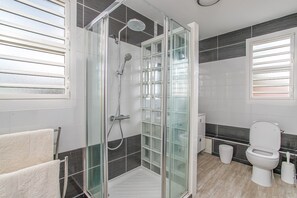 Dusche, Haartrockner, Handtücher, Toilettenpapier