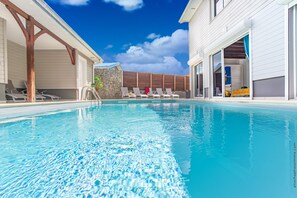 A swimming pool with lounge chairs and a covered area. - Kaju Pool House, close to the beach (Sainte-Luce)