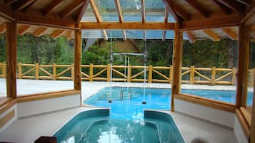 Piscina interna, piscina externa, espreguiçadeiras