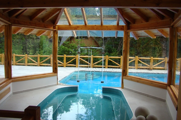 Una piscina techada, una piscina al aire libre