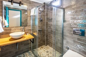 Superior Triple Room | Bilik Mandi | Pancuran mandi, pengering rambut, selipar, tuala disediakan 