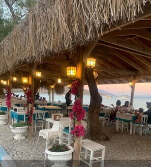 2 restaurants; breakfast, lunch, and dinner served - Avlu Butik Otel Palamutbükü (Datça)