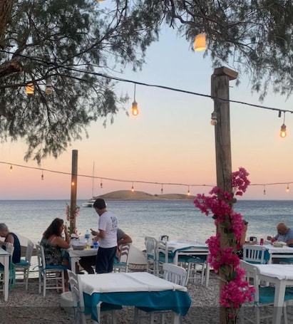 2 restaurants; breakfast, lunch and dinner served . Avlu Butik Otel Palamutbükü