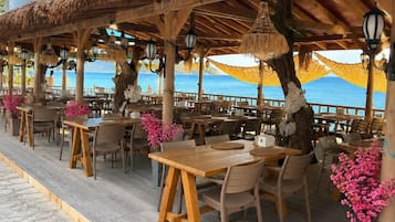2 restaurantes; se sirve desayuno, almuerzo y cena