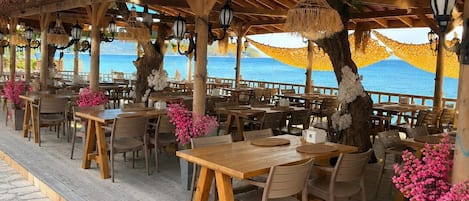 2 restaurants; breakfast, lunch, and dinner served