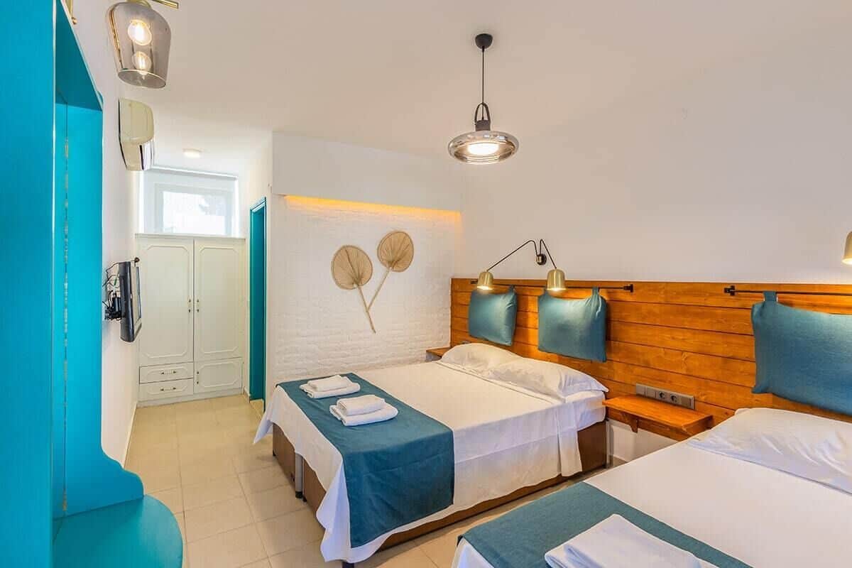 Superior Triple Room | 1 bilik tidur, peralatan tempat tidur premium, meja, Wi-fi percuma