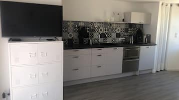 Een koelkast, een oven, een kookplaat, een koffiezetapparaat/waterkoker